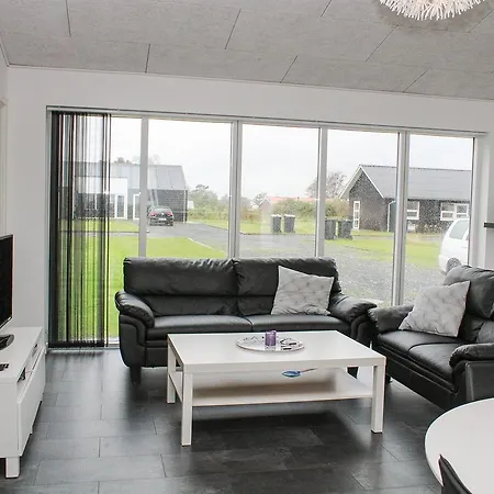 펜션 Four-bedroom Holiday In *