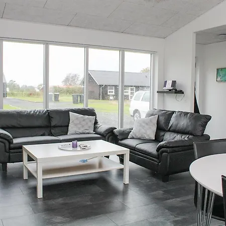 펜션 Four-bedroom Holiday In *