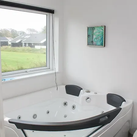 펜션 Four-bedroom Holiday In *